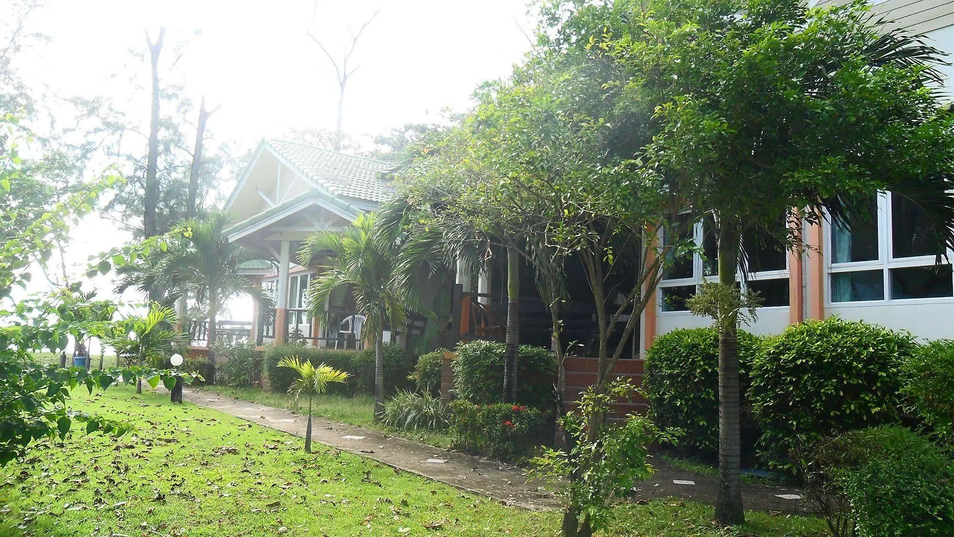 Lanta Palm Beach Resort , Beach Bungalow - Ko Lanta