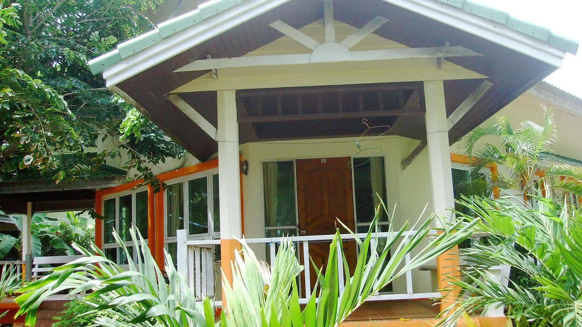 Lanta Palm Beach Resort , Beach Bungalow - קו לנטה מלון